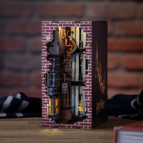 Produktbild Harry Potter - Diagongränden Book Nook Modellbyggsats i trä