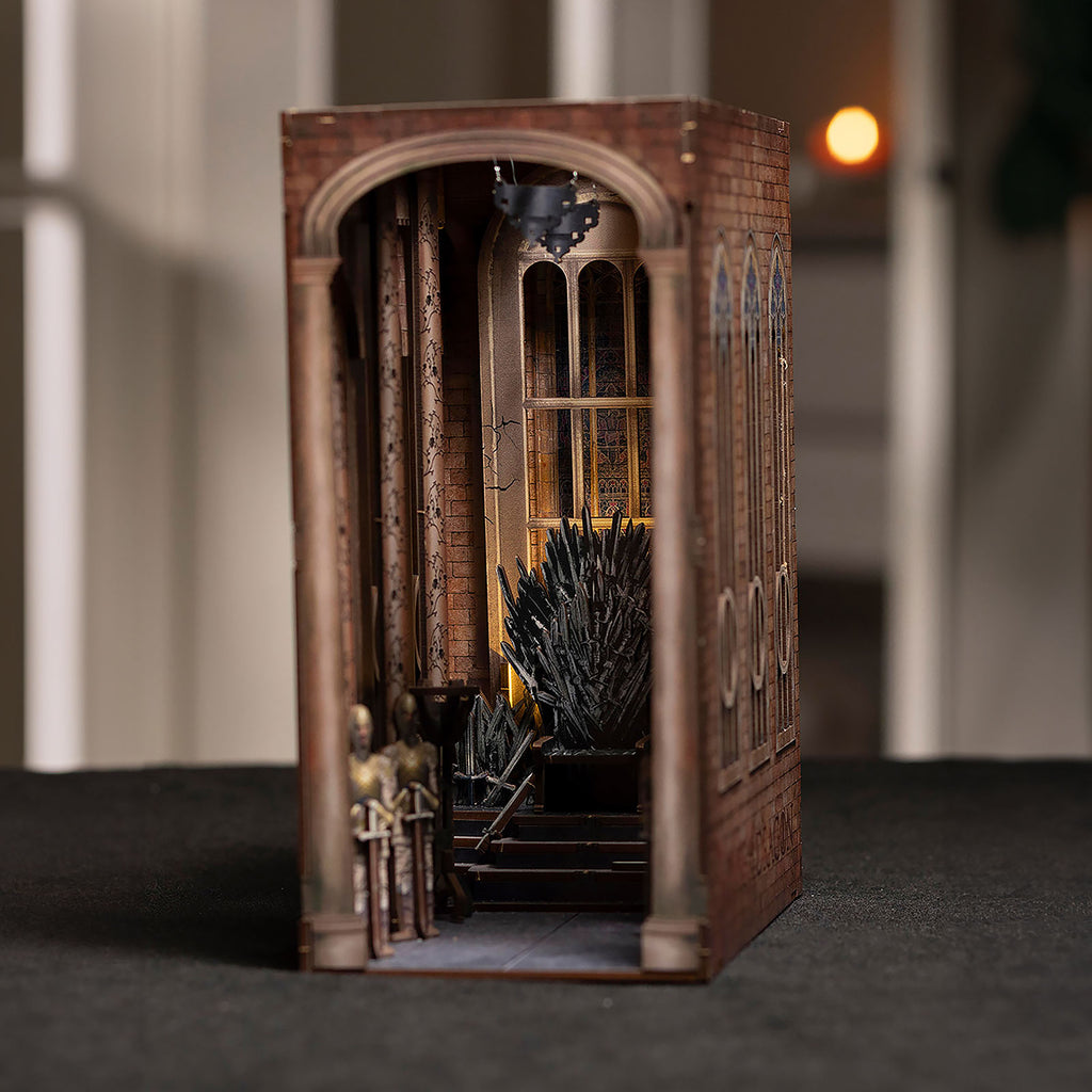 Produktbild Game of Thrones - Järntronen Book Nook modellbyggsats i trä