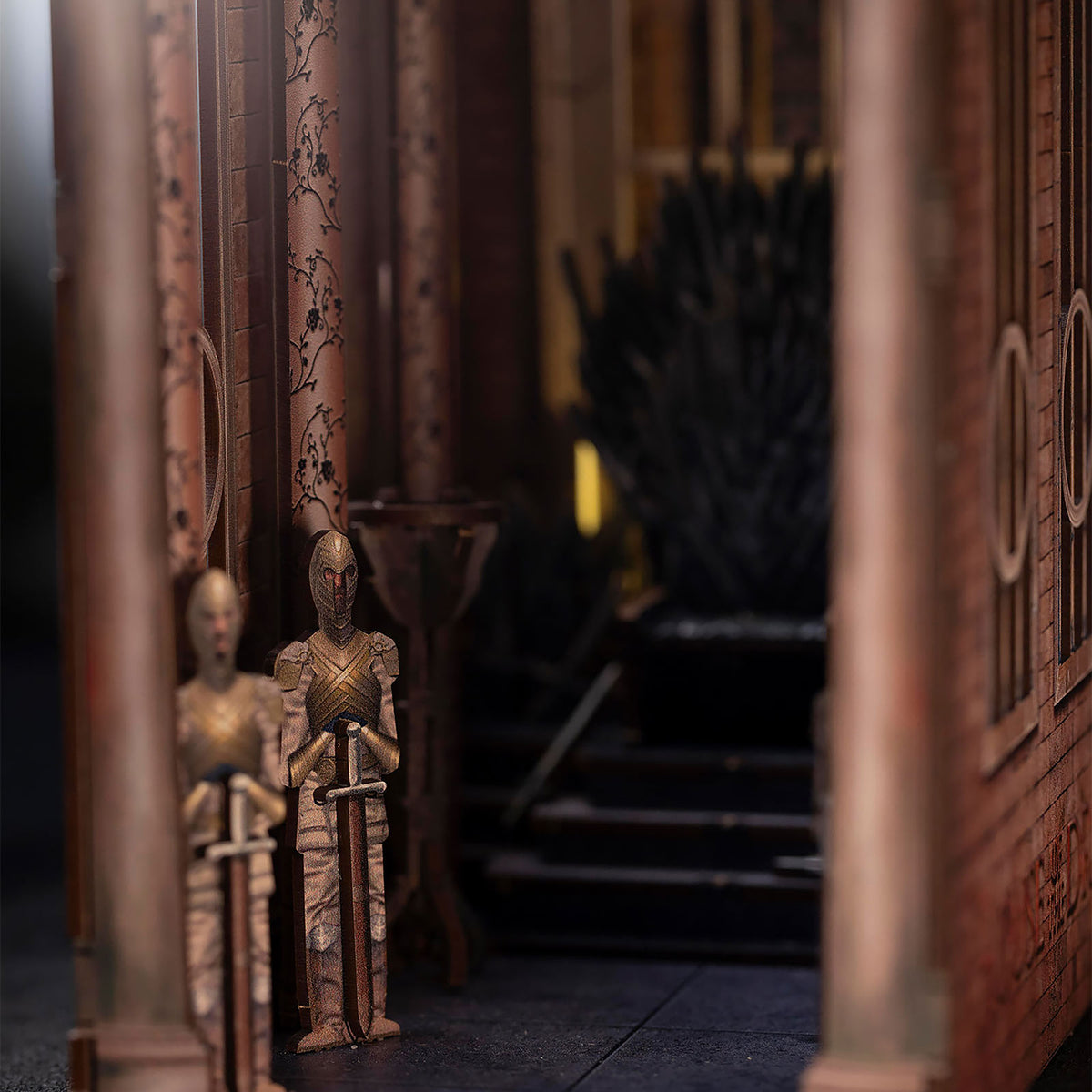 Produktbild Game of Thrones - Järntronen Book Nook modellbyggsats i trä