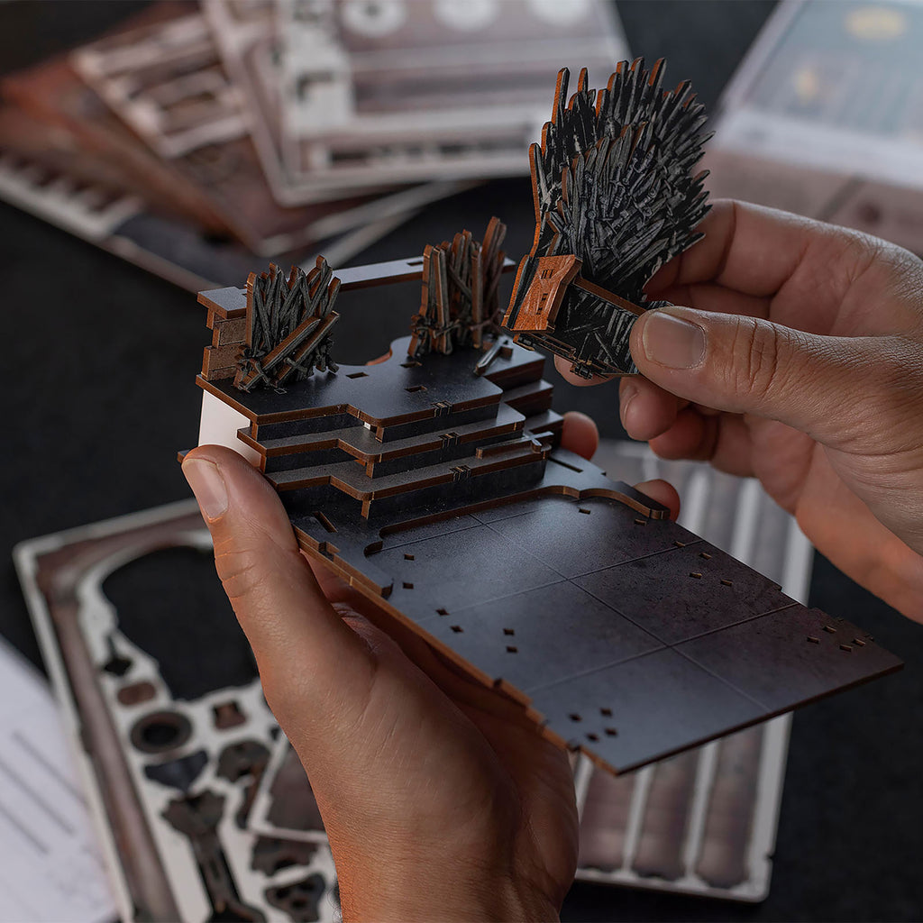 Produktbild Game of Thrones - Järntronen Book Nook modellbyggsats i trä