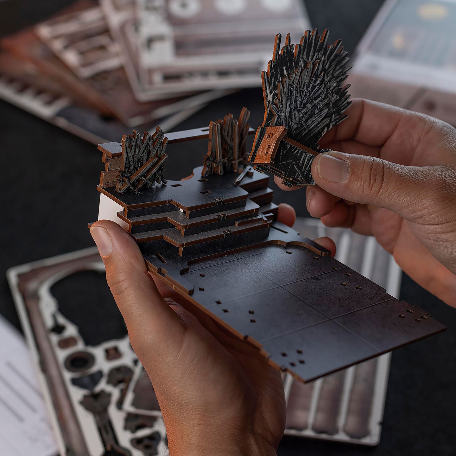 Produktbild Game of Thrones - Järntronen Book Nook modellbyggsats i trä