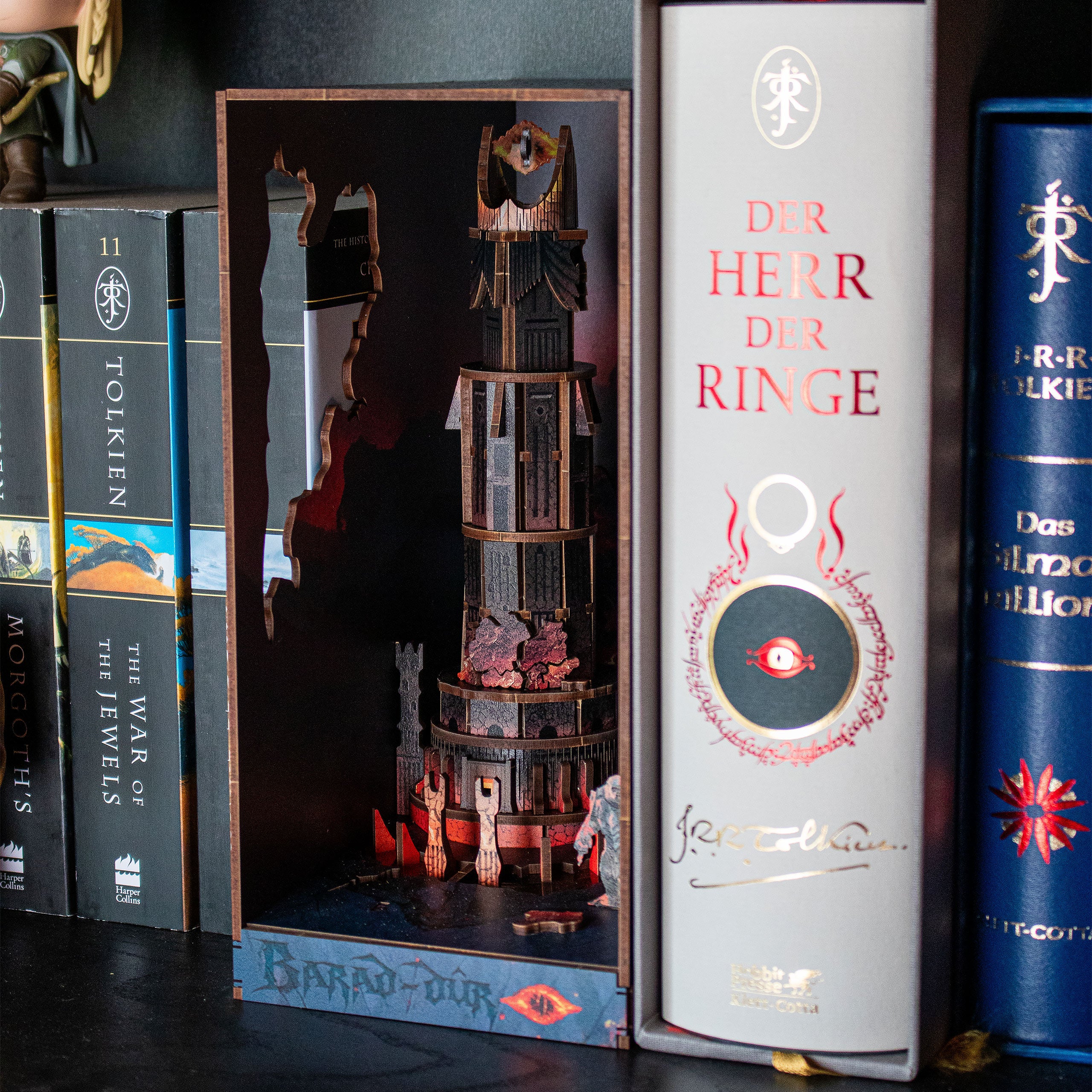 Produktbild Sagan om Ringen - Barad-dûr Book Nook byggsats i trä