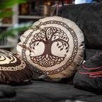 Produktbild Draktränaren - Symbolkudde med världsträdet Yggdrasil brun