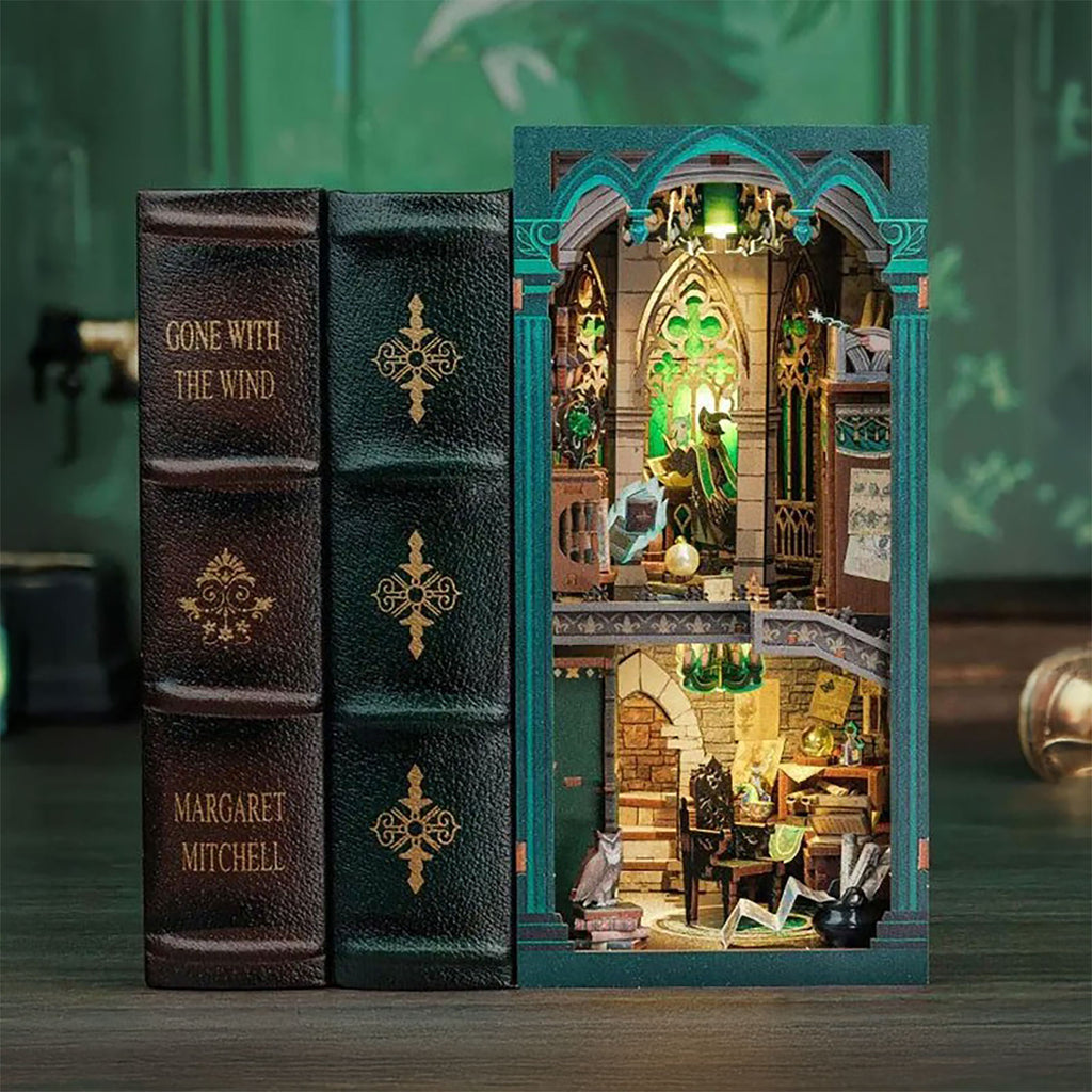 Produktbild Darkness Common Room Book Nook modellbyggsats i trä för Harry Potter-fans