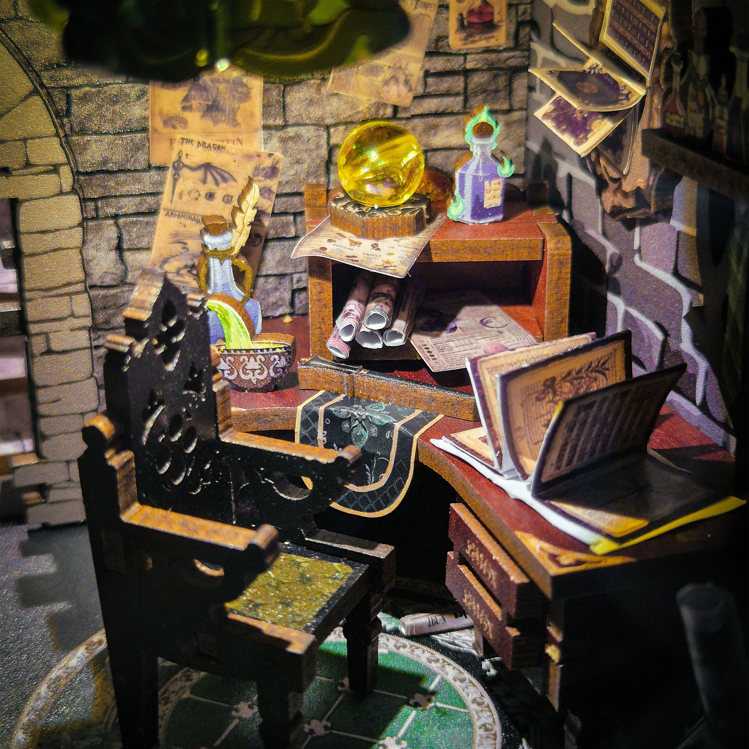 Produktbild Darkness Common Room Book Nook modellbyggsats i trä för Harry Potter-fans