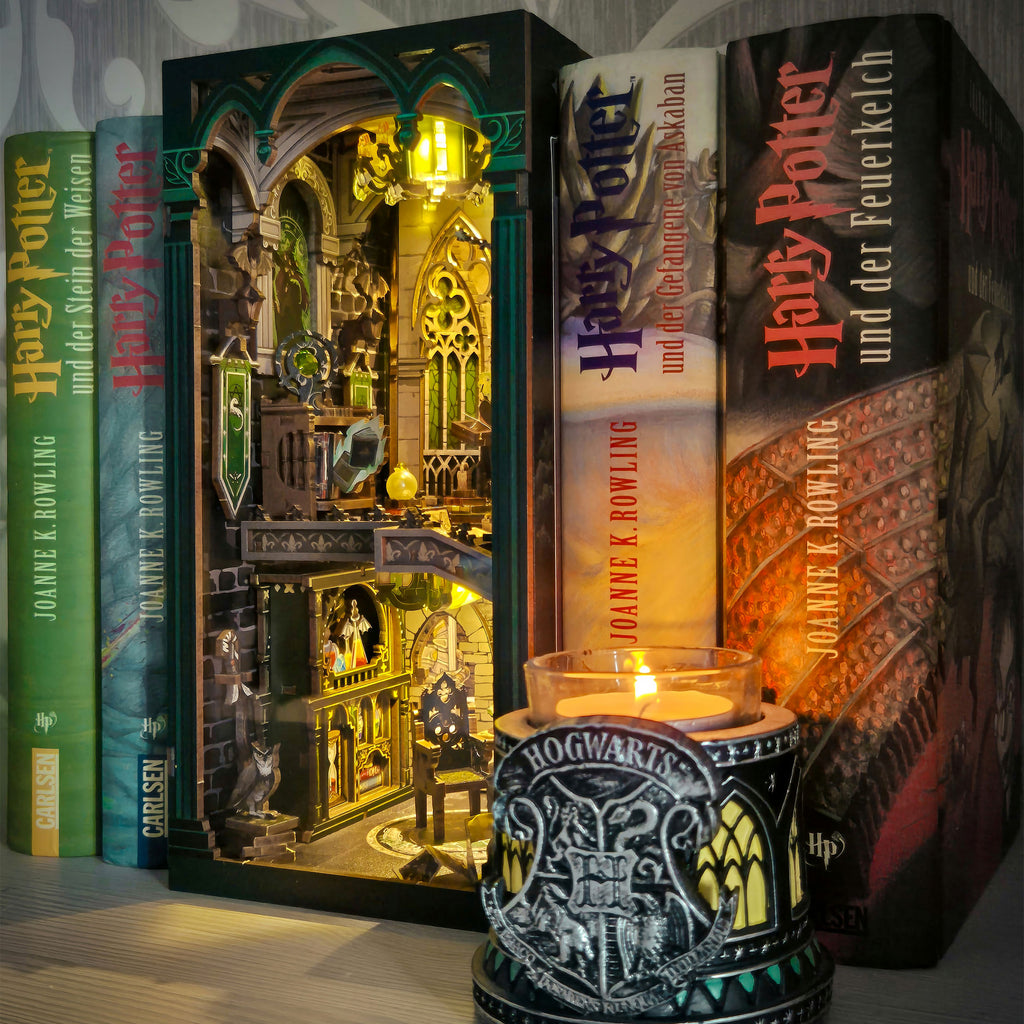 Produktbild Darkness Common Room Book Nook modellbyggsats i trä för Harry Potter-fans