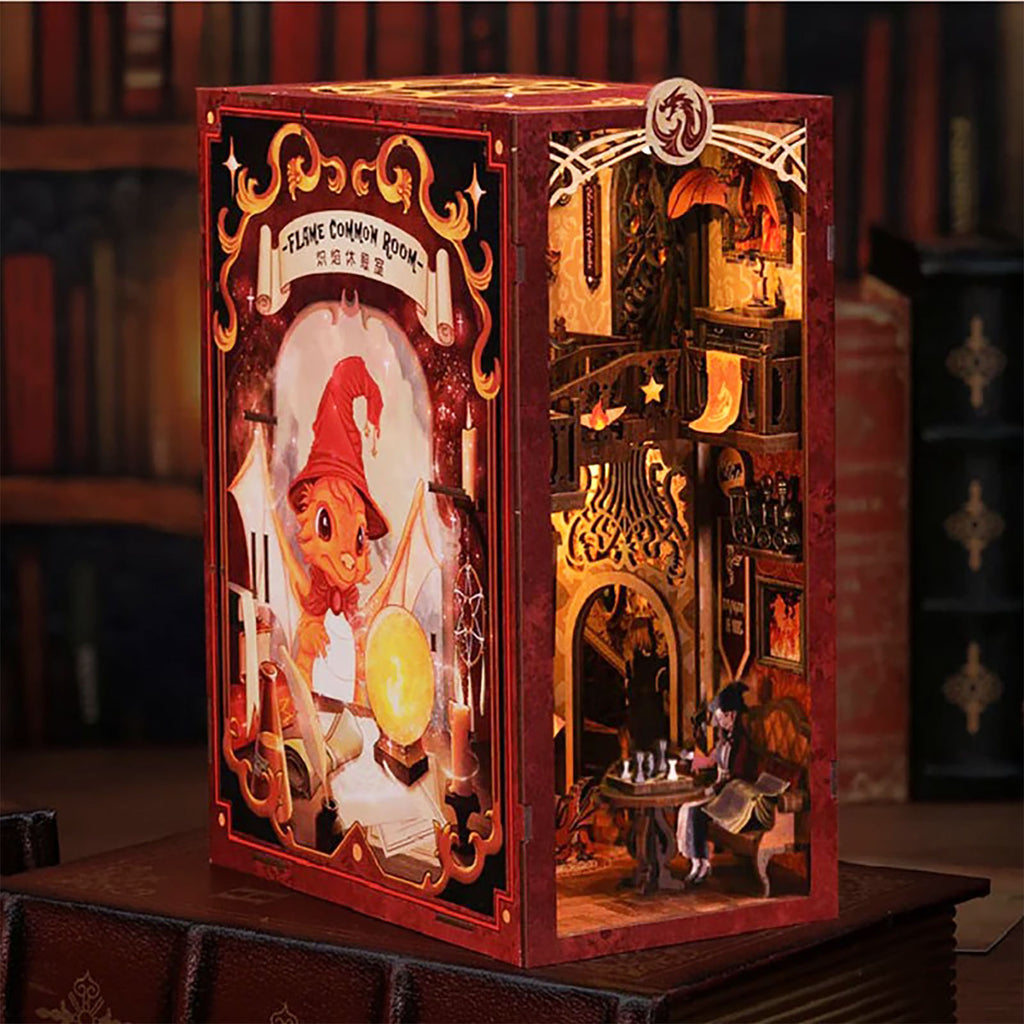 Produktbild Flame Common Room Book Nook byggsats i trä för Harry Potter-fans