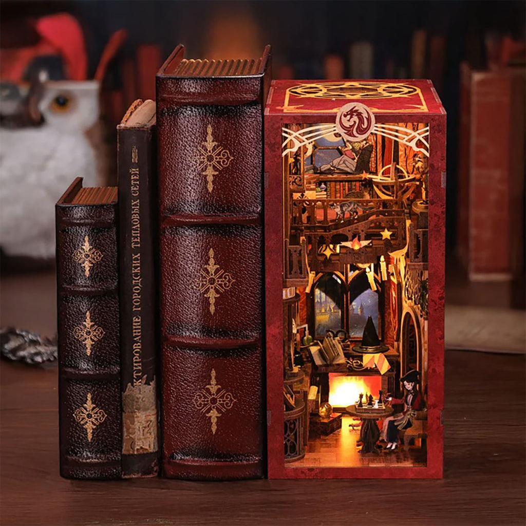 Produktbild Flame Common Room Book Nook byggsats i trä för Harry Potter-fans