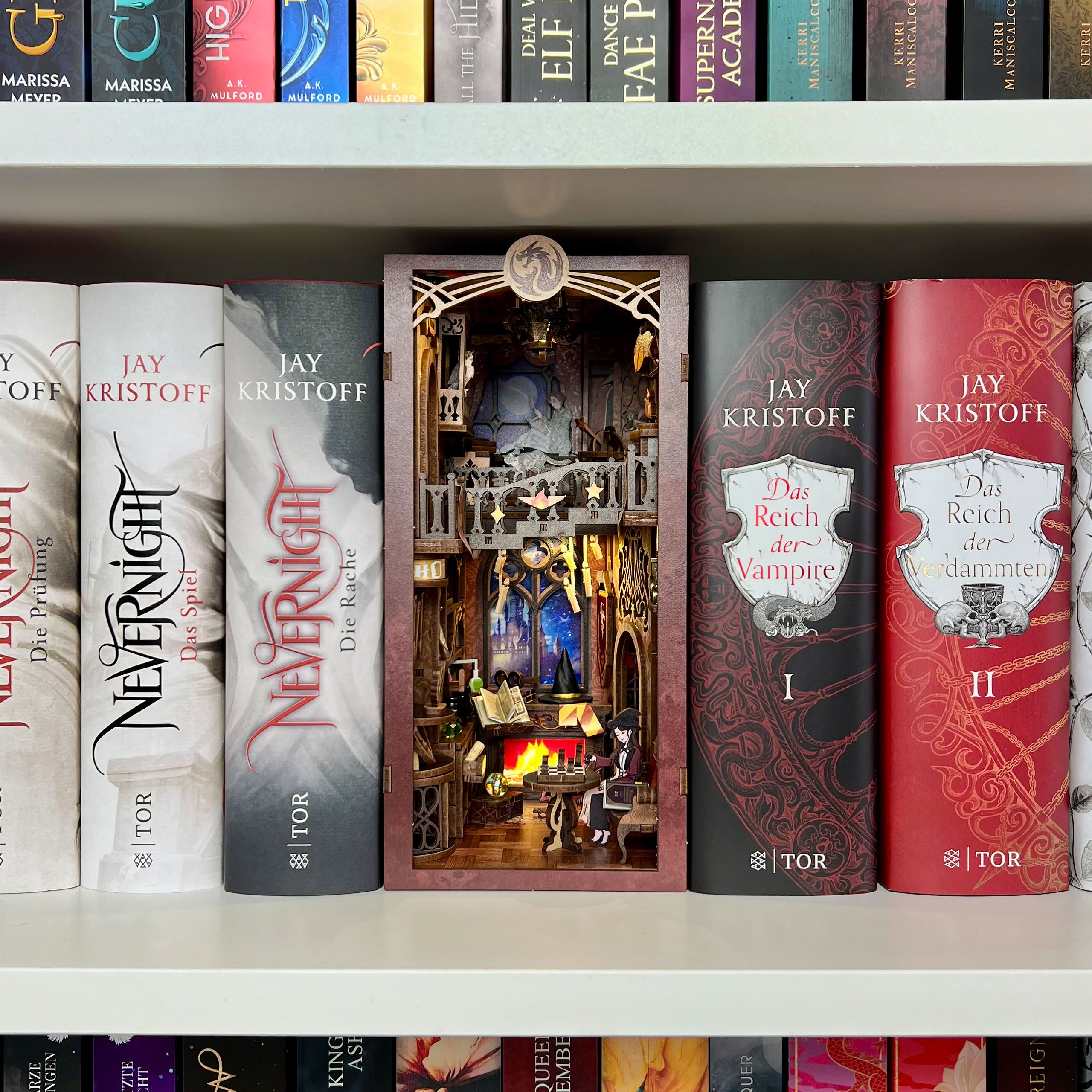 Produktbild Flame Common Room Book Nook byggsats i trä för Harry Potter-fans