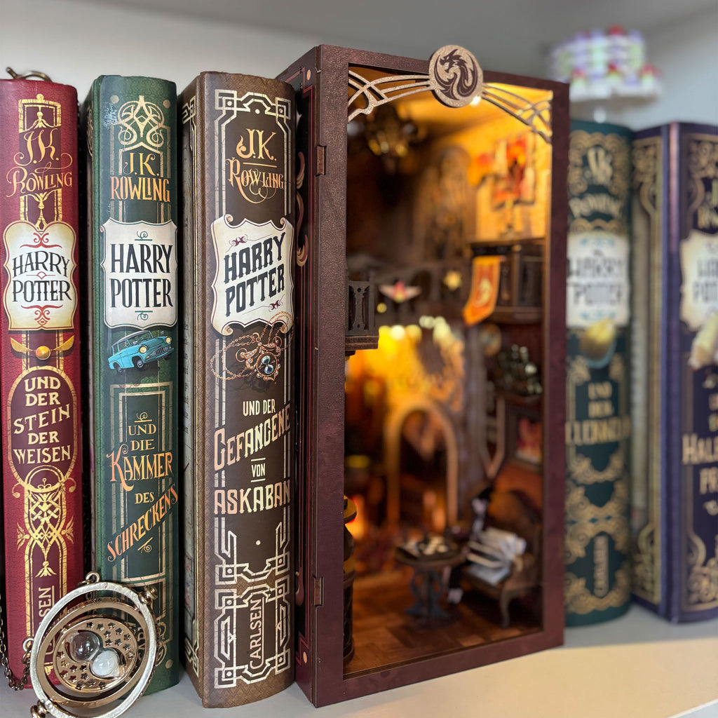 Produktbild Flame Common Room Book Nook byggsats i trä för Harry Potter-fans