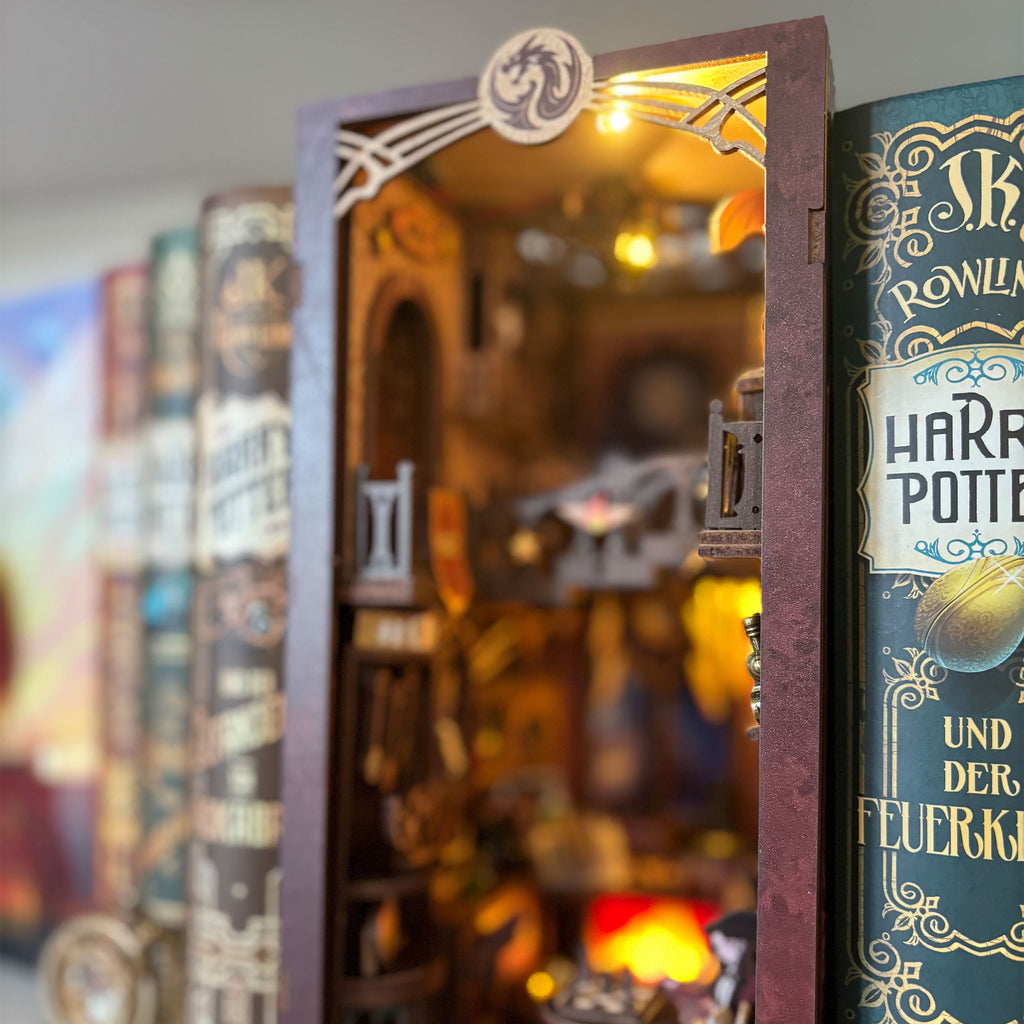 Produktbild Flame Common Room Book Nook byggsats i trä för Harry Potter-fans