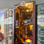 Produktbild Flame Common Room Book Nook byggsats i trä för Harry Potter-fans