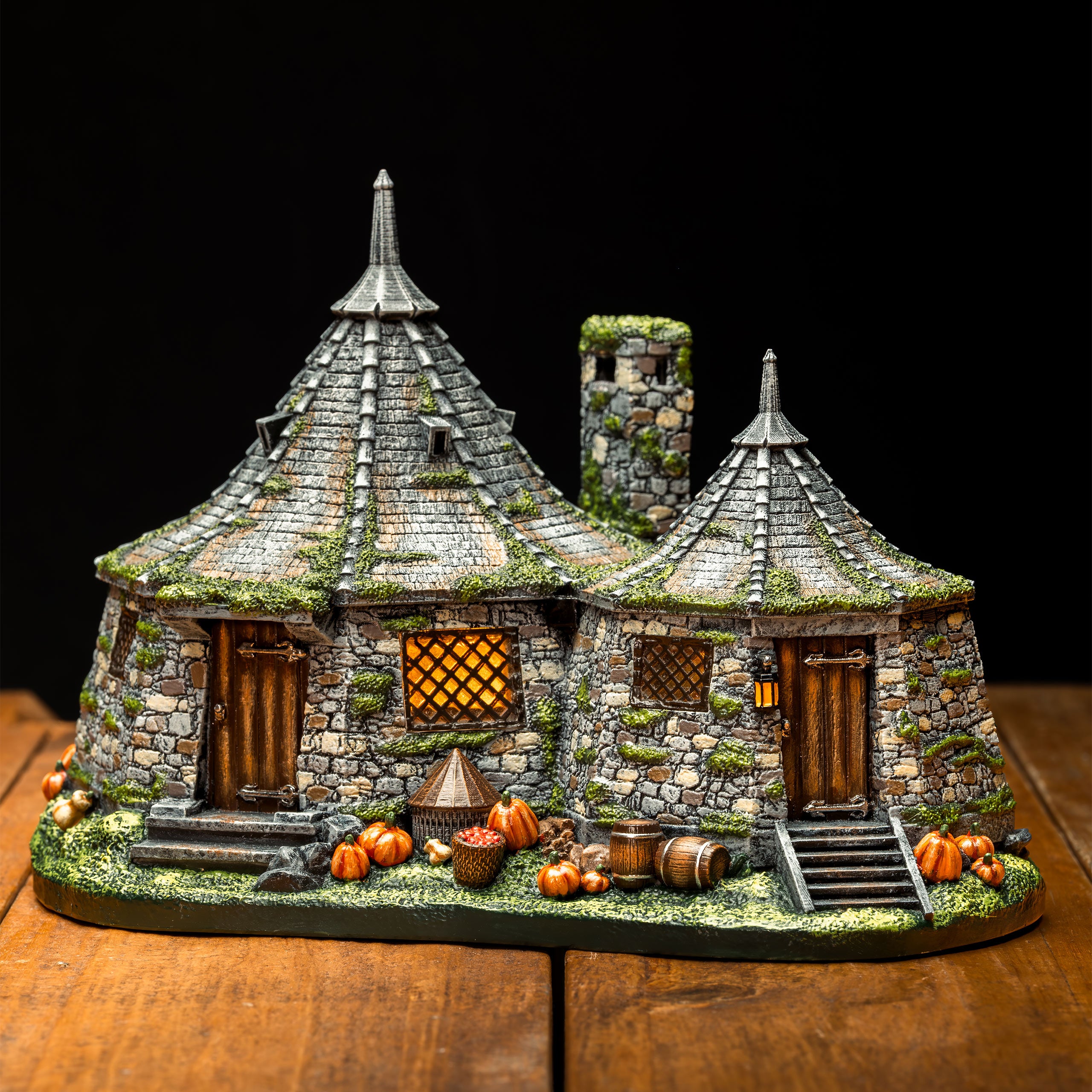Produktbild Harry Potter - Hagrids stuga miniatyrreplika med LED-belysning