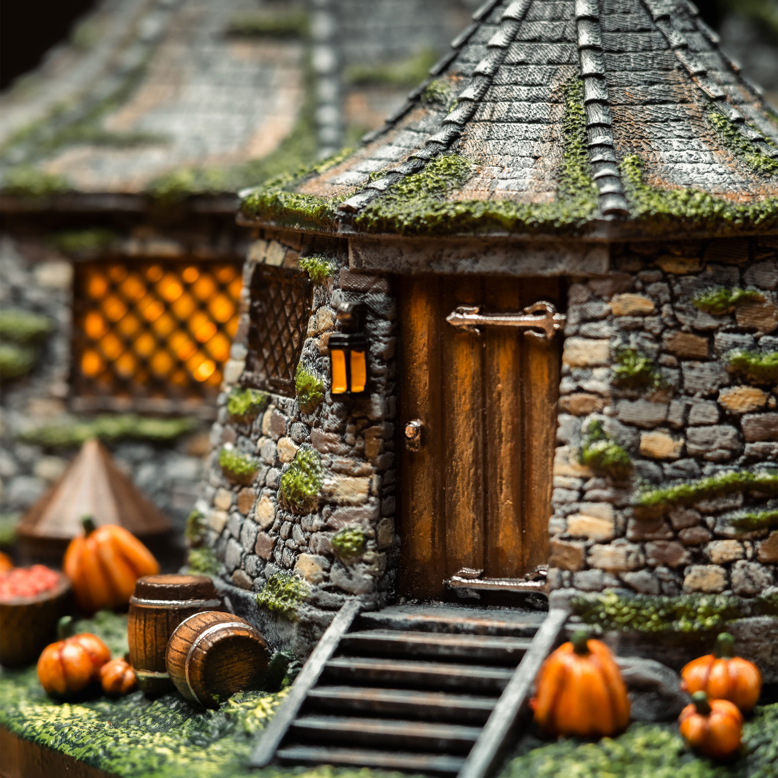 Produktbild Harry Potter - Hagrids stuga miniatyrreplika med LED-belysning