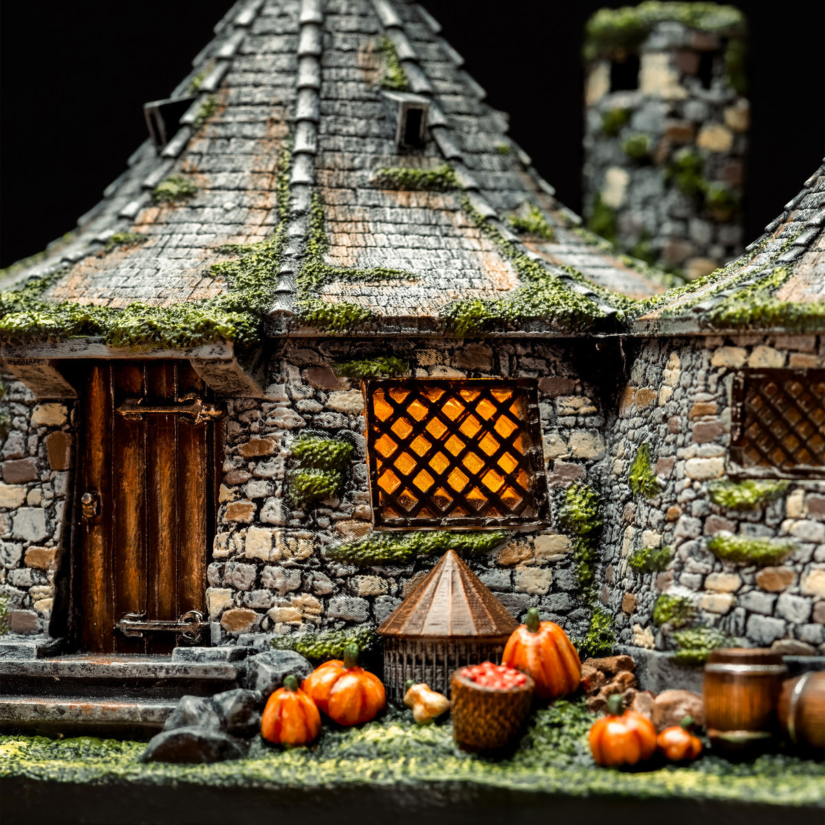 Produktbild Harry Potter - Hagrids stuga miniatyrreplika med LED-belysning