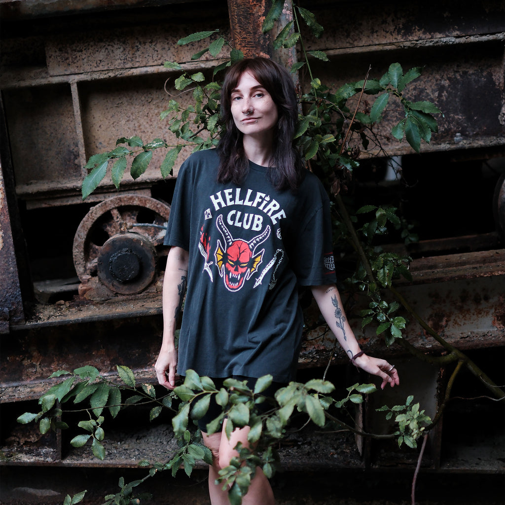 Produktbild Stranger Things - Hellfire Club T-shirt grå