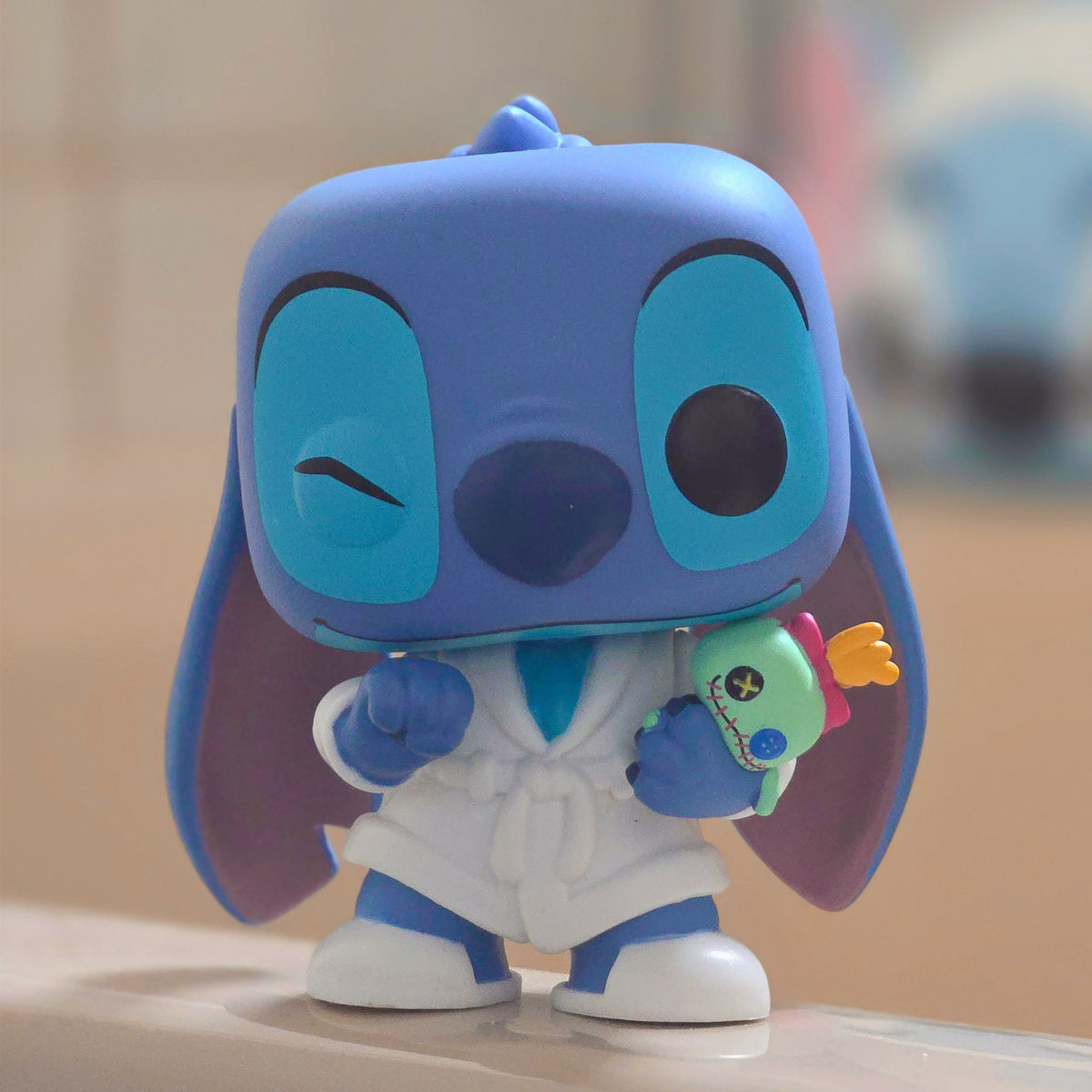 Produktbild Funko Pop!-figur Stitch i morgonrock - Lilo & Stitch