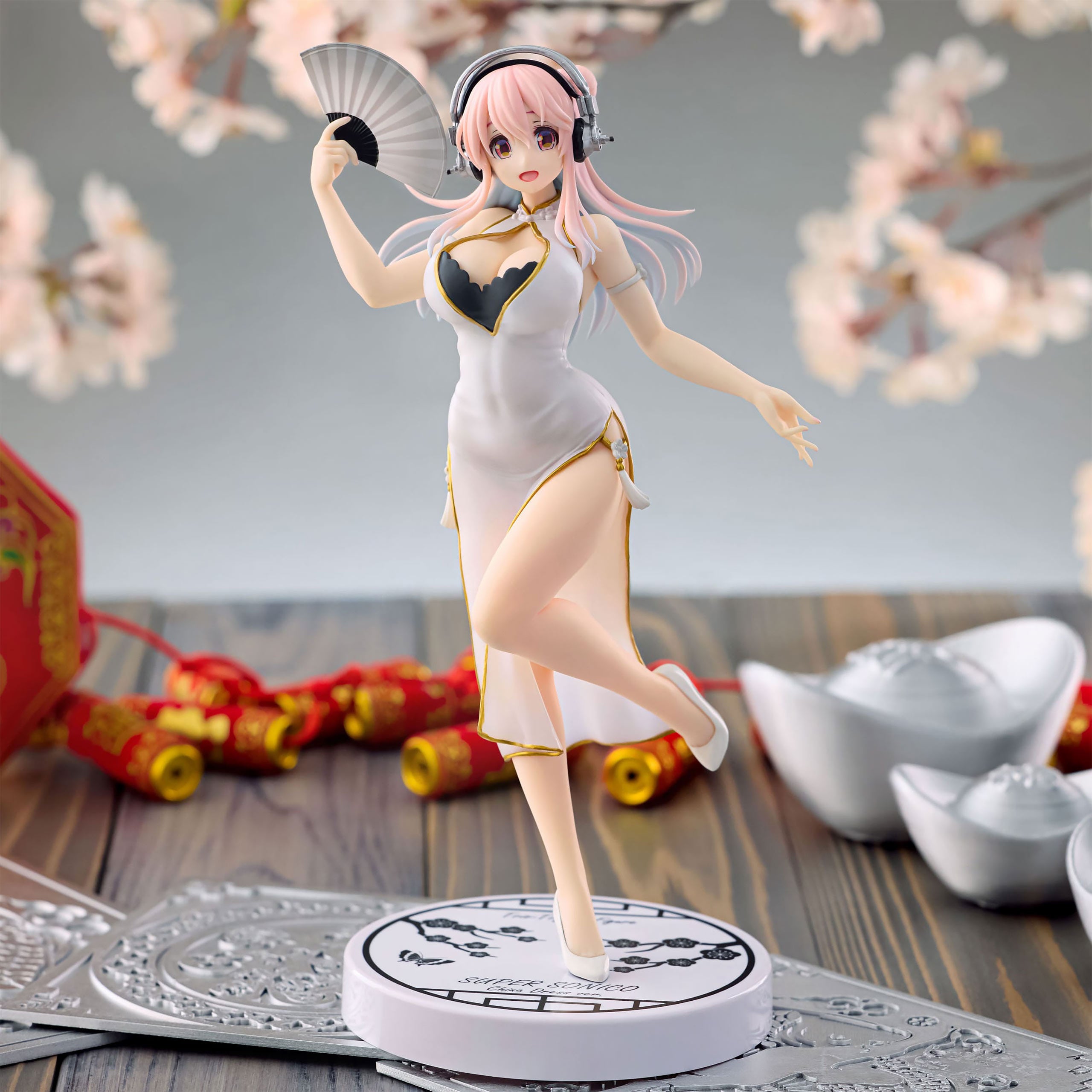 Produktbild Super Sonico - Trio-Try-iT-figur version med vit kinaklänning