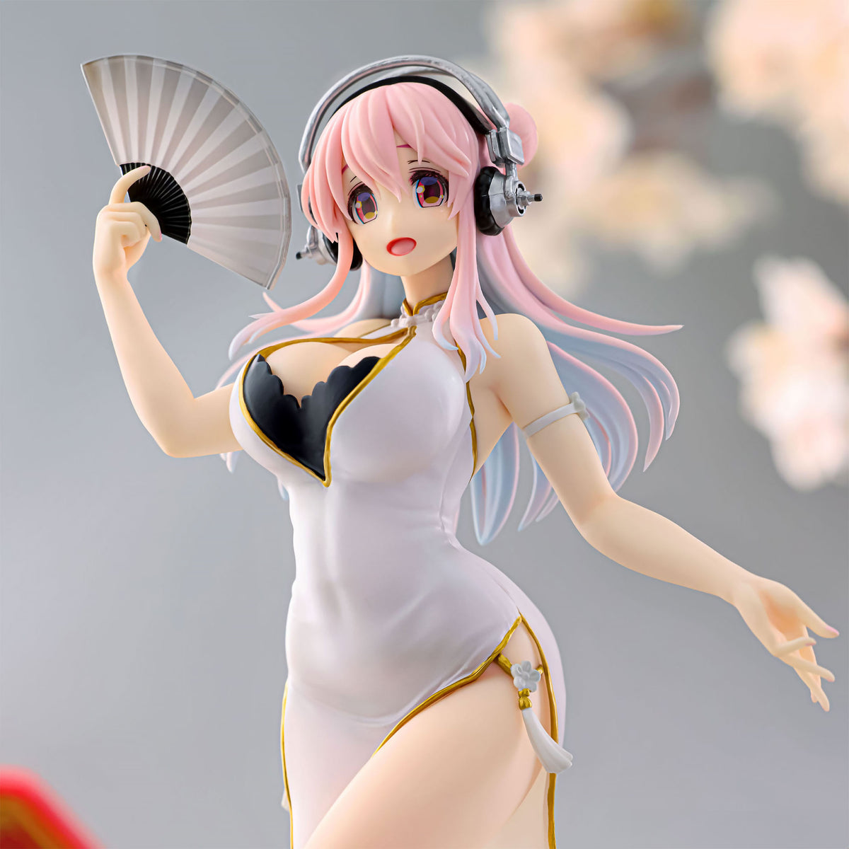 Produktbild Super Sonico - Trio-Try-iT-figur version med vit kinaklänning