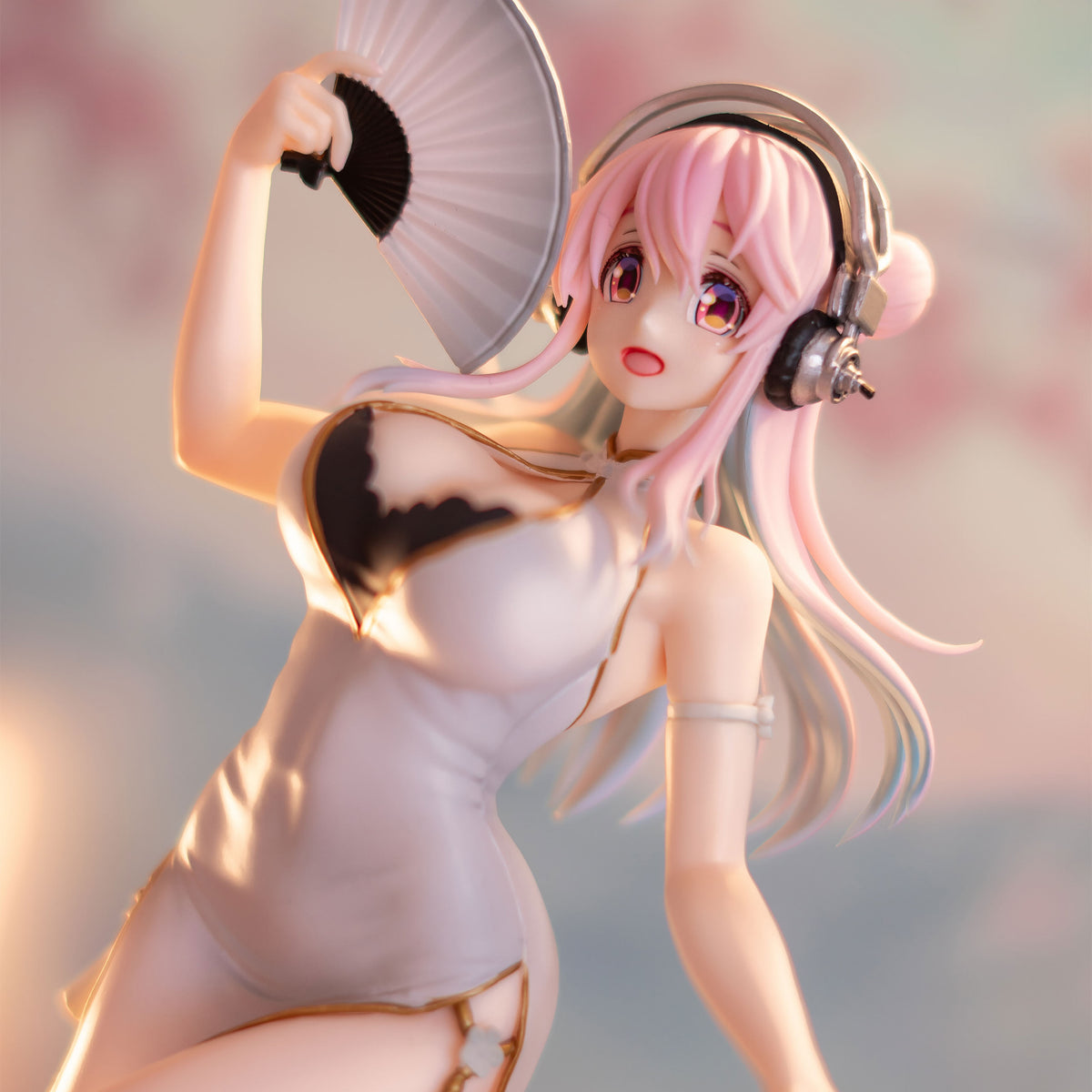 Produktbild Super Sonico - Trio-Try-iT-figur version med vit kinaklänning