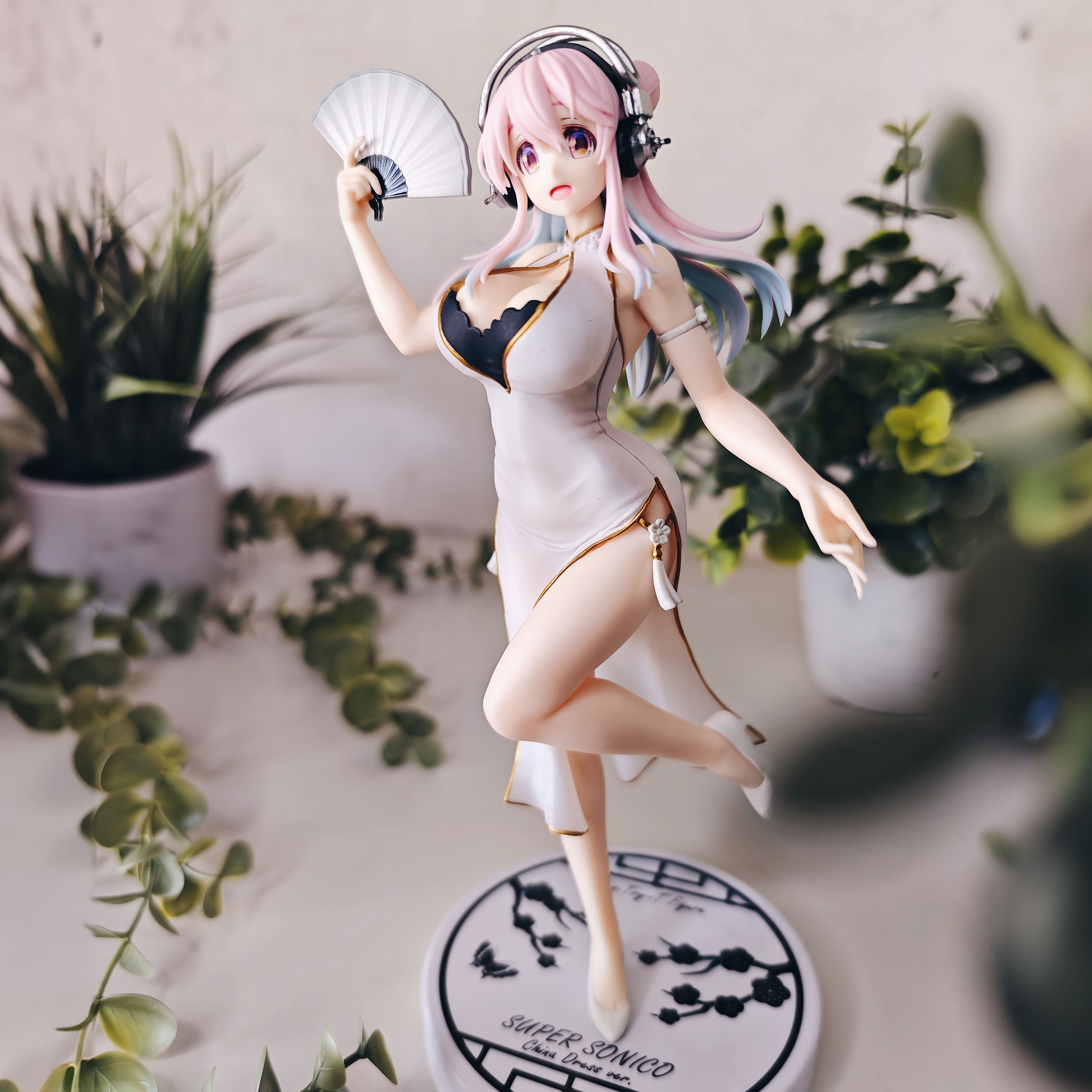 Produktbild Super Sonico - Trio-Try-iT-figur version med vit kinaklänning