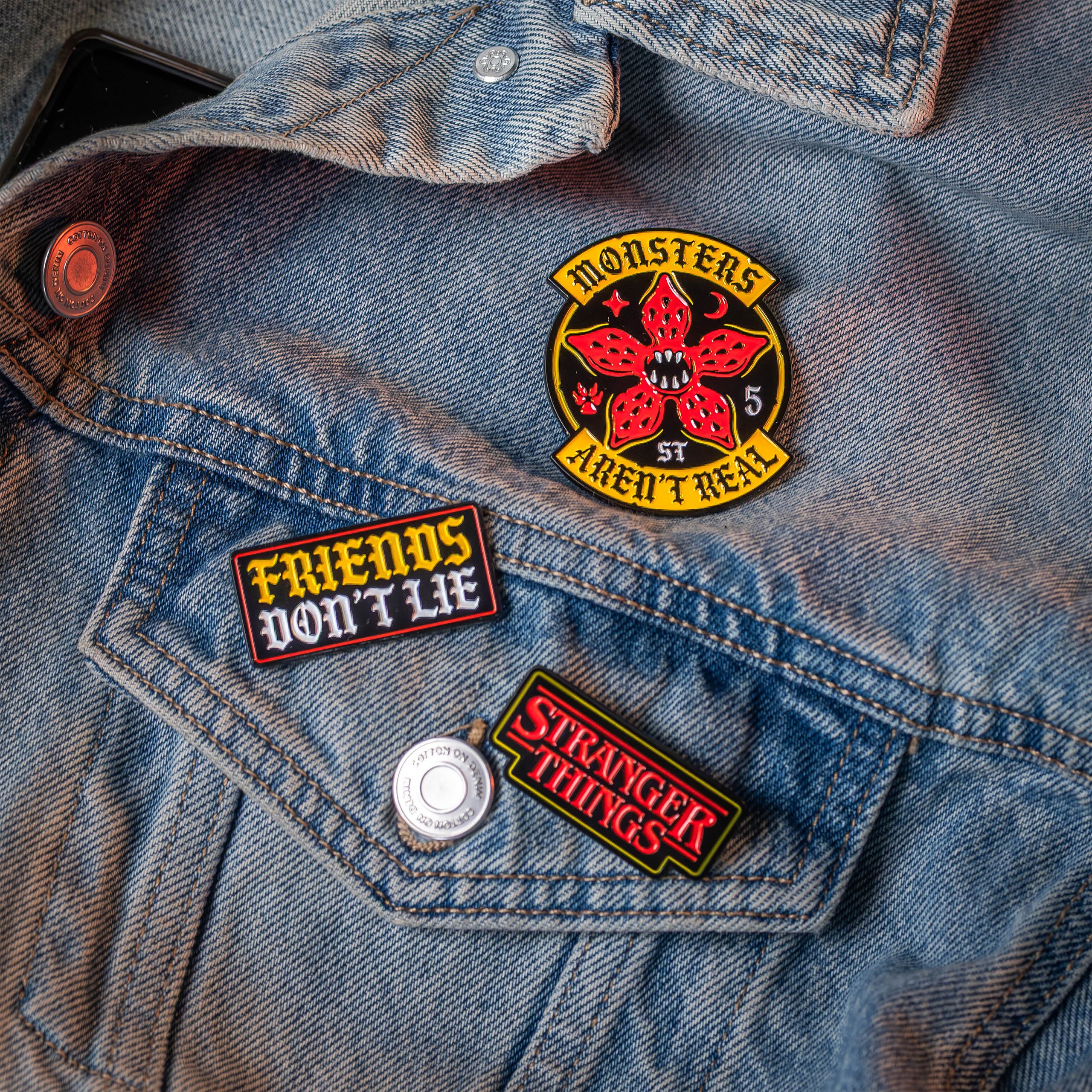Produktbild Stranger Things - Friends Pins 3-pack