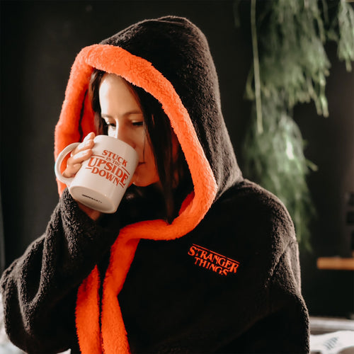 Produktbild Stranger Things - Morgonrock med logga