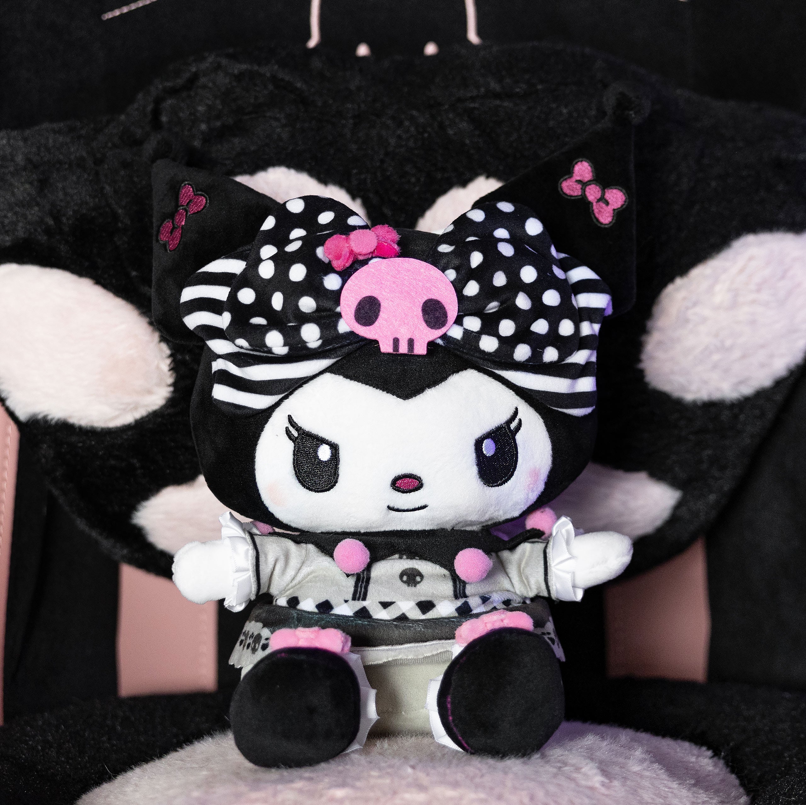 Produktbild Hello Kitty - Kuromi Plyschfigur 31 cm