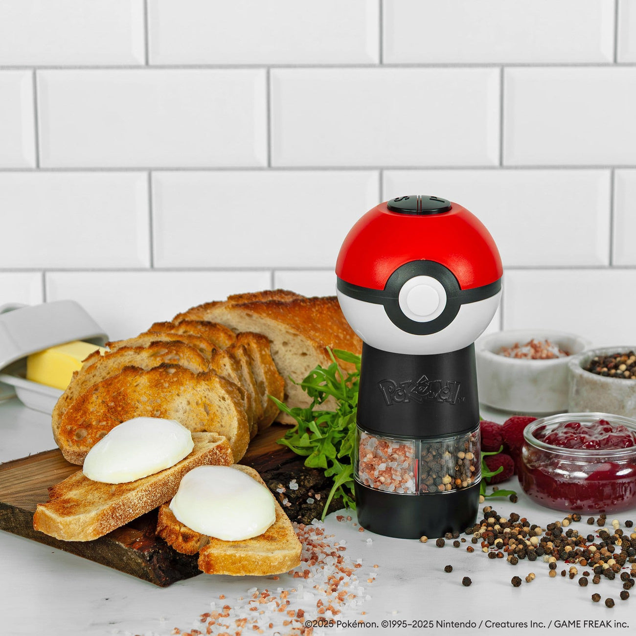 Produktbild Pokémon - Poké Ball Elektrisk salt- och pepparkvarn