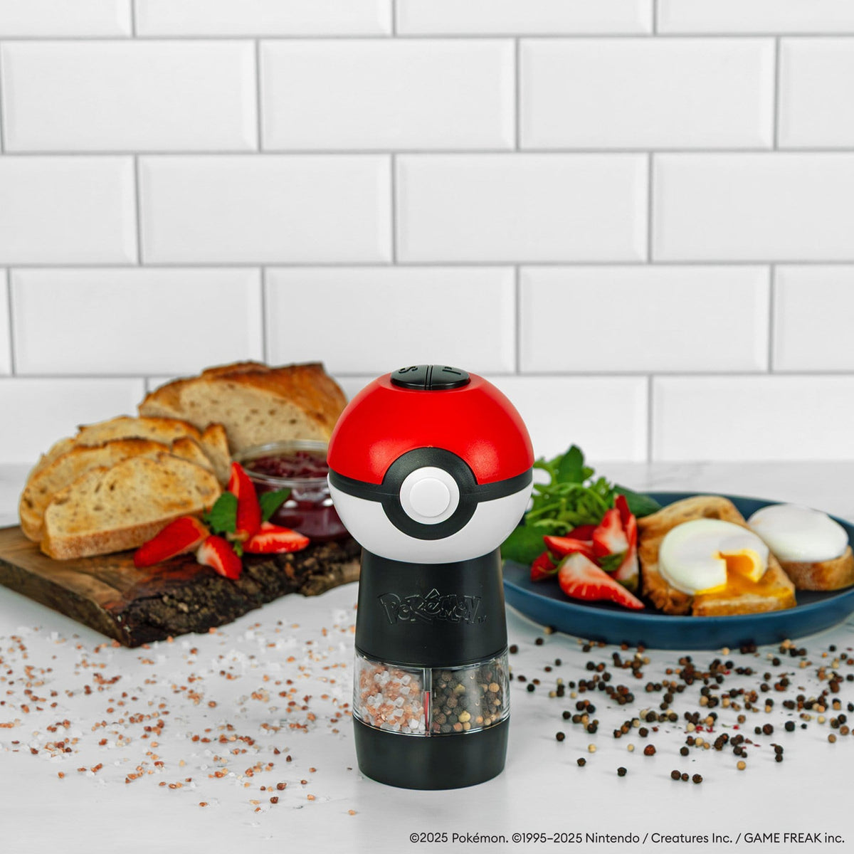 Produktbild Pokémon - Poké Ball Elektrisk salt- och pepparkvarn