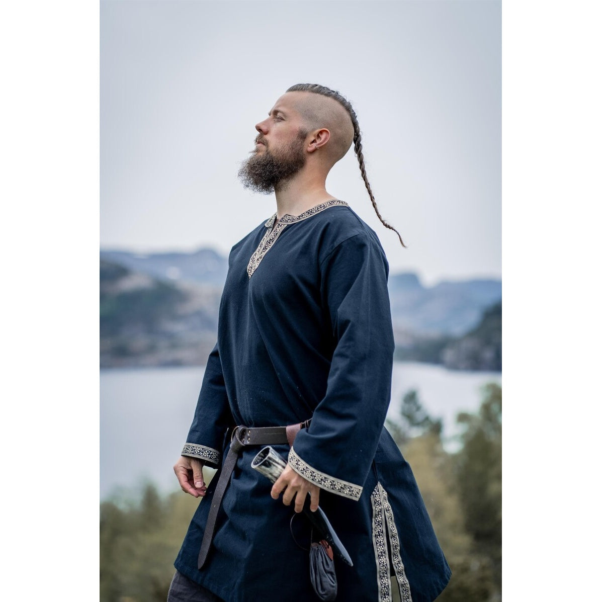 Produktbild Medeltida tunika med bård Halvor svart
