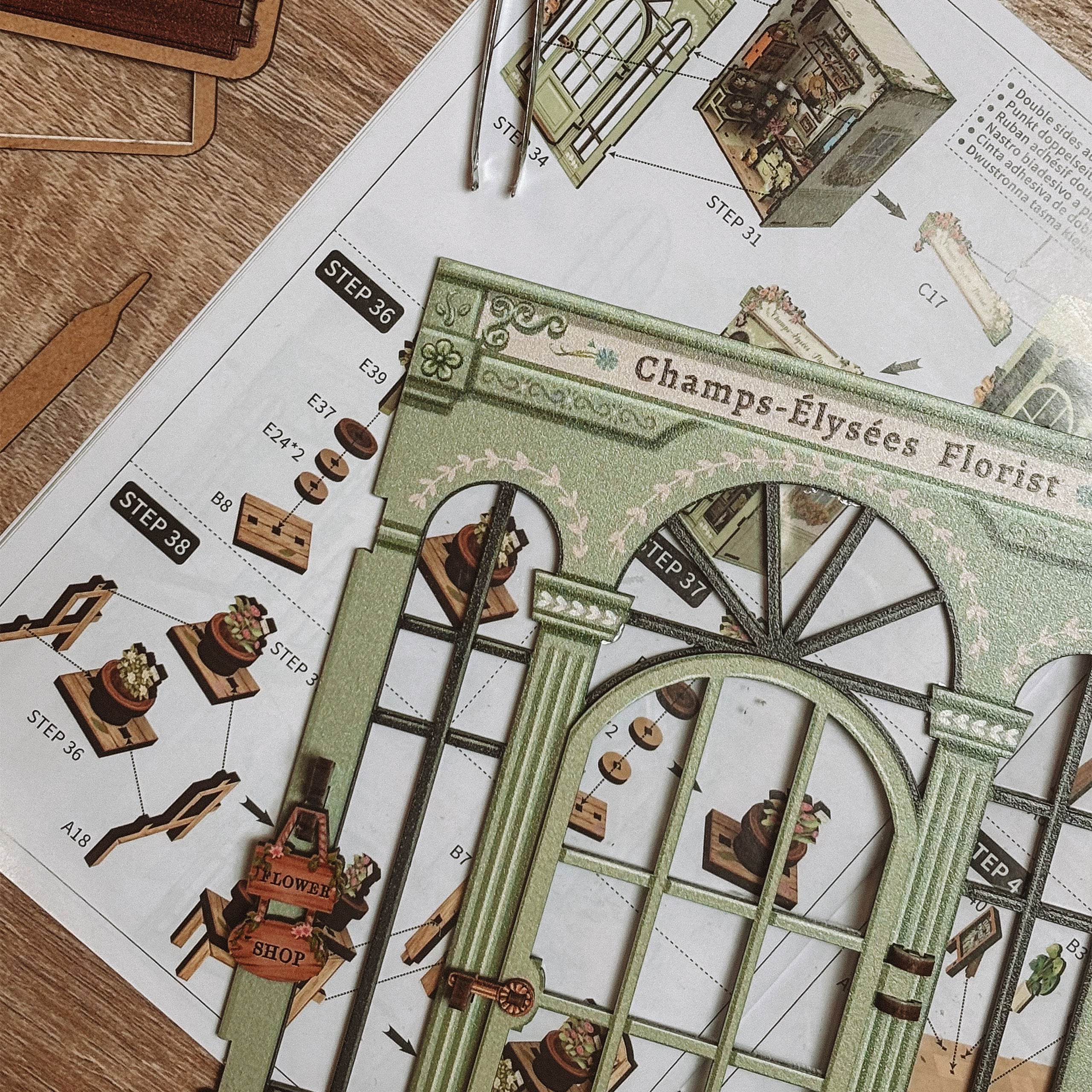 Produktbild CuteBee - Champs-Élysées Florist miniatyrhus Book Nook byggsats