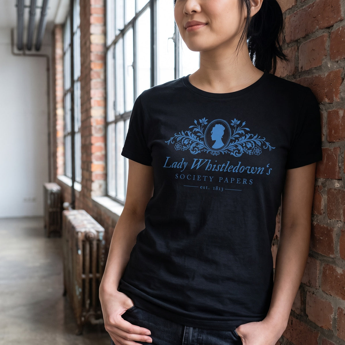 Produktbild Society Papers T-shirt svart för Bridgerton-fans