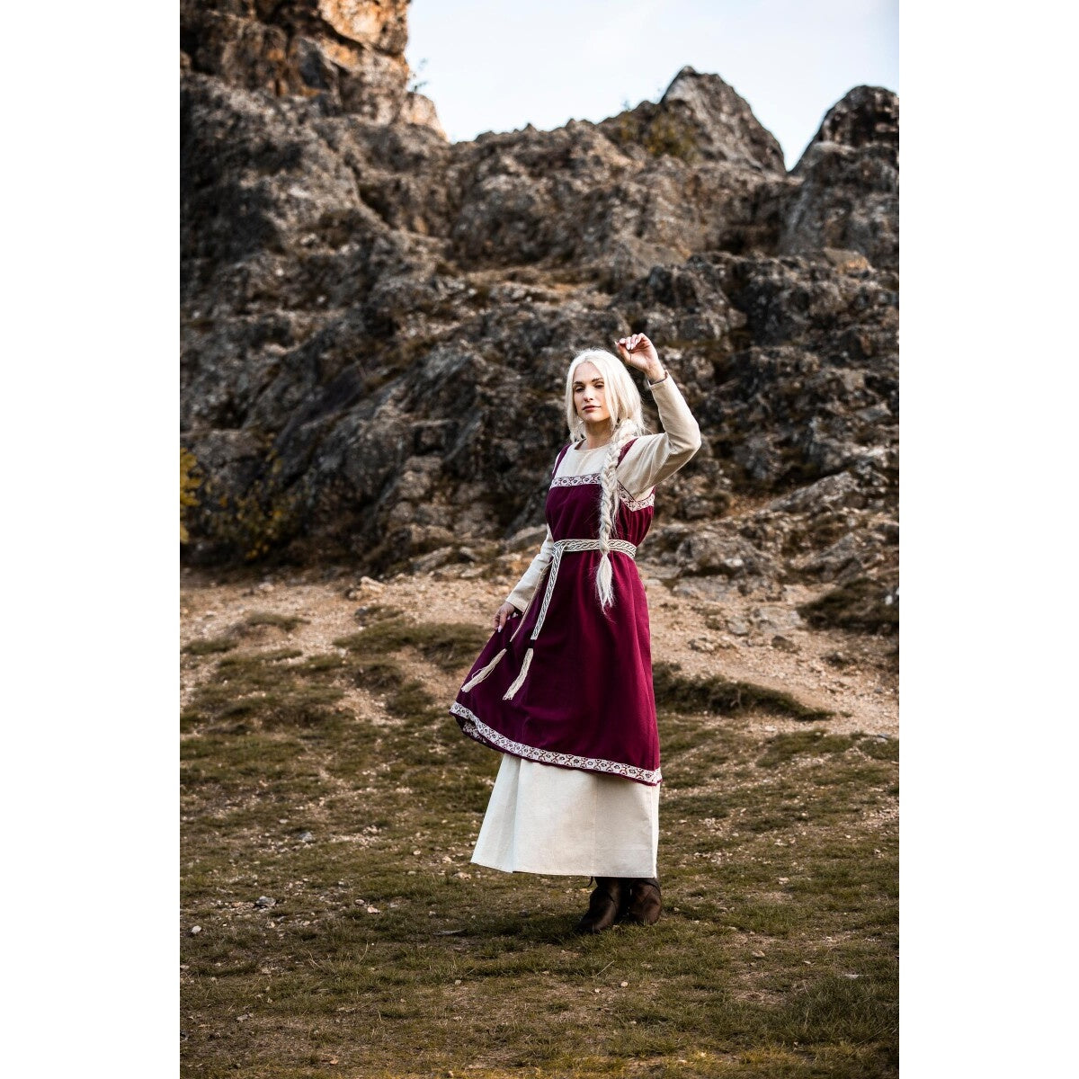 Produktbild Medeltida överklänning Halla röd