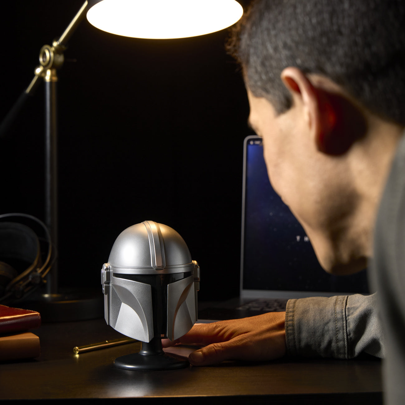 Produktbild Star Wars - Mandalorian mini hjälmreplika på bas