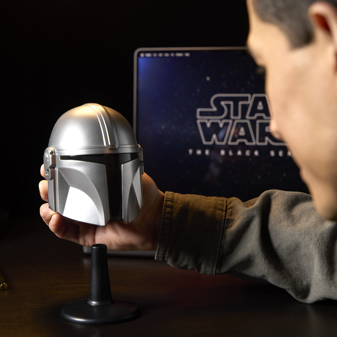 Produktbild Star Wars - Mandalorian mini hjälmreplika på bas