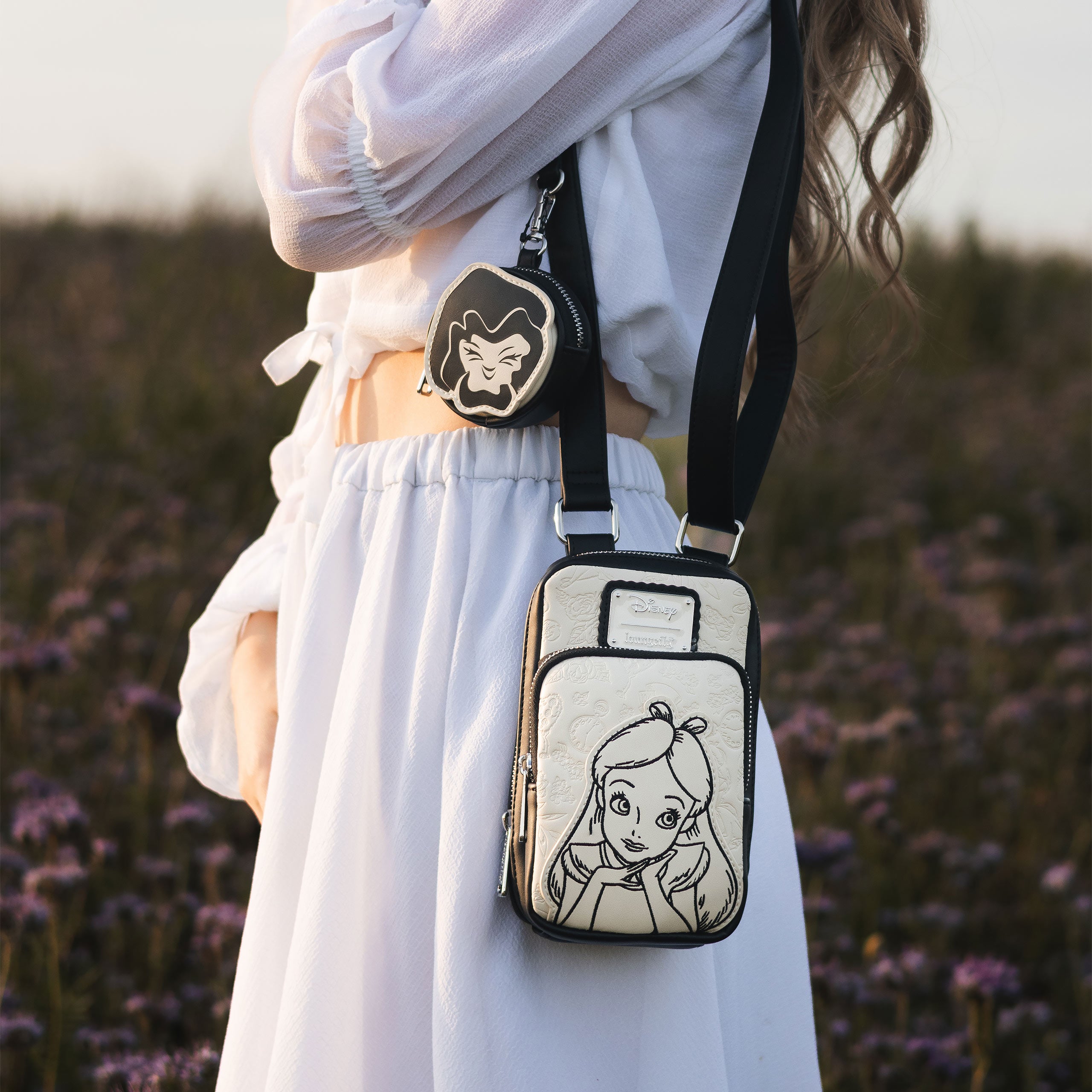 Produktbild Alice i Underlandet – Blommig crossbody-väska med plånbok