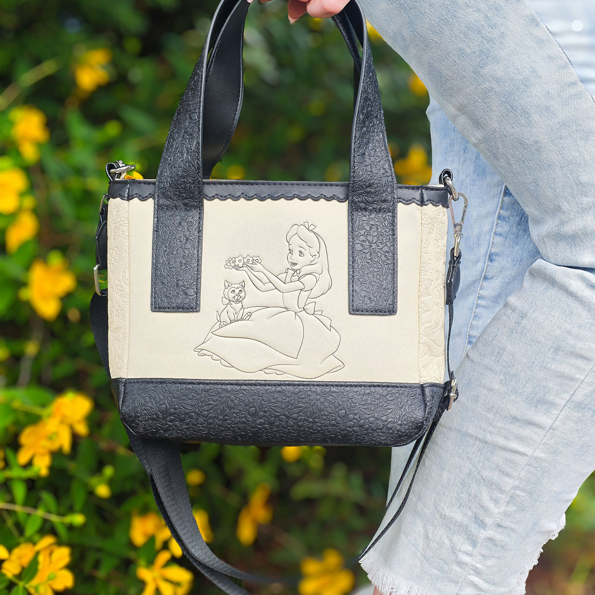 Produktbild Alice i Underlandet - Blommig mini crossbody-väska