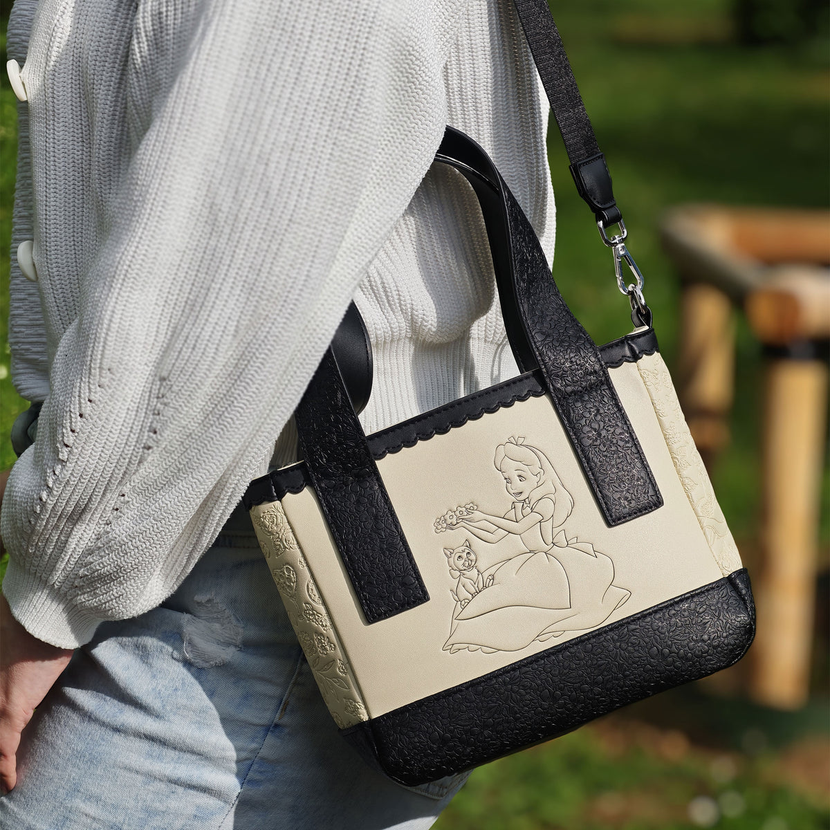 Produktbild Alice i Underlandet - Blommig mini crossbody-väska
