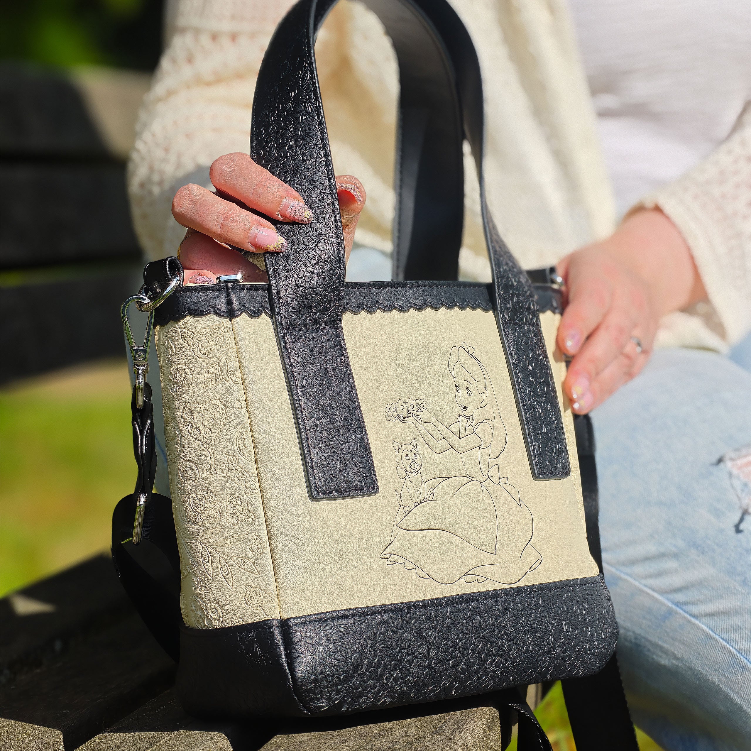 Produktbild Alice i Underlandet - Blommig mini crossbody-väska