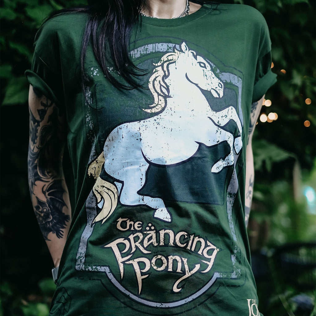 Produktbild Sagan om Ringen – Den Stegrande Ponnyn logotyp T-shirt grön