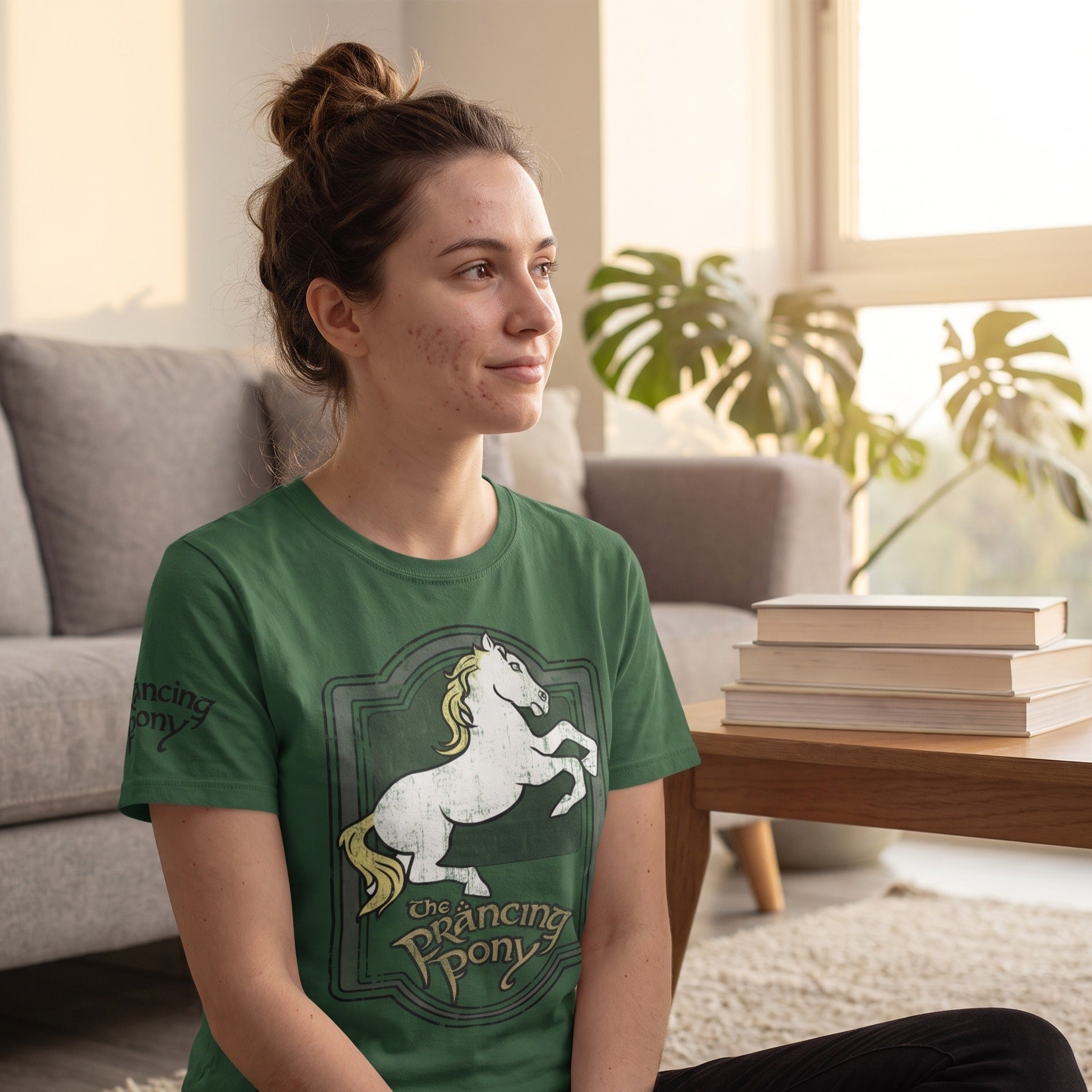 Produktbild Sagan om Ringen – Den Stegrande Ponnyn logotyp T-shirt grön
