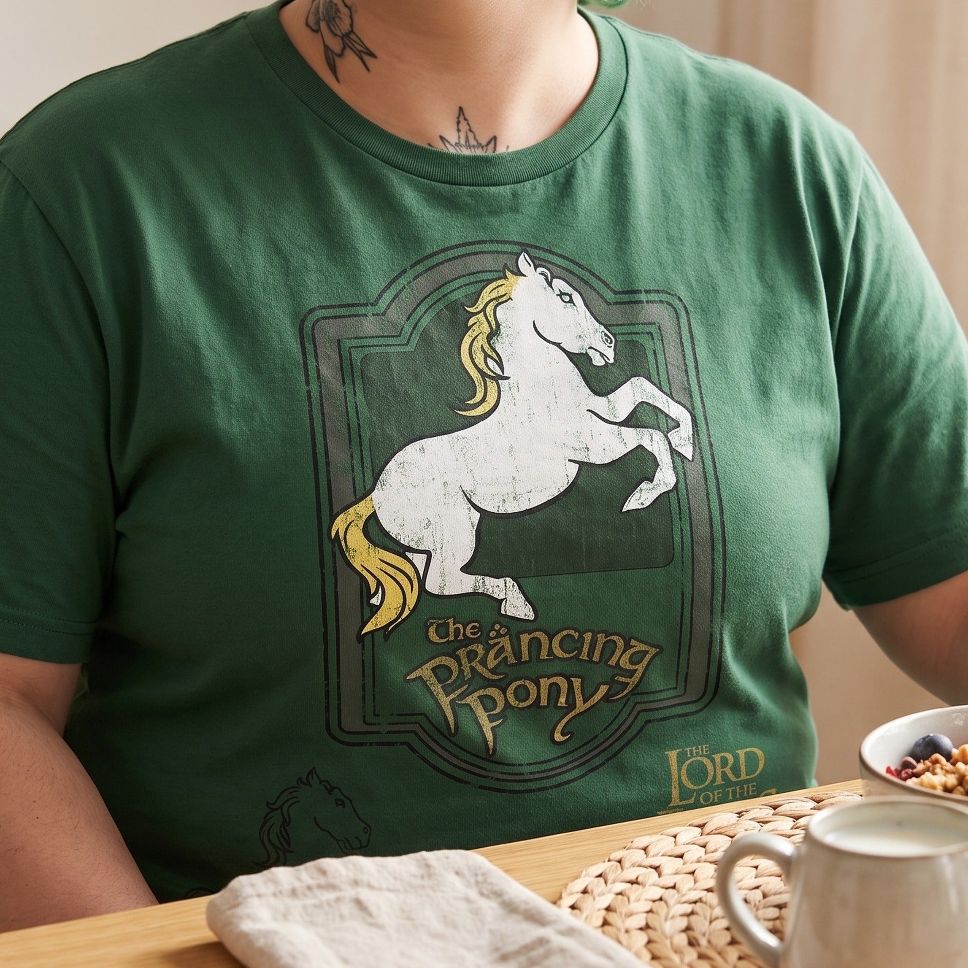 Produktbild Sagan om Ringen – Den Stegrande Ponnyn logotyp T-shirt grön
