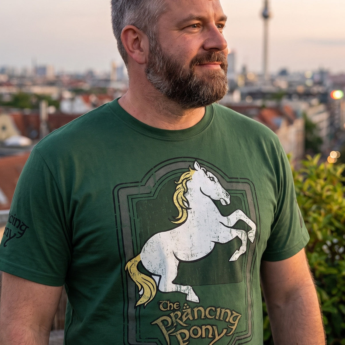 Produktbild Sagan om Ringen – Den Stegrande Ponnyn logotyp T-shirt grön