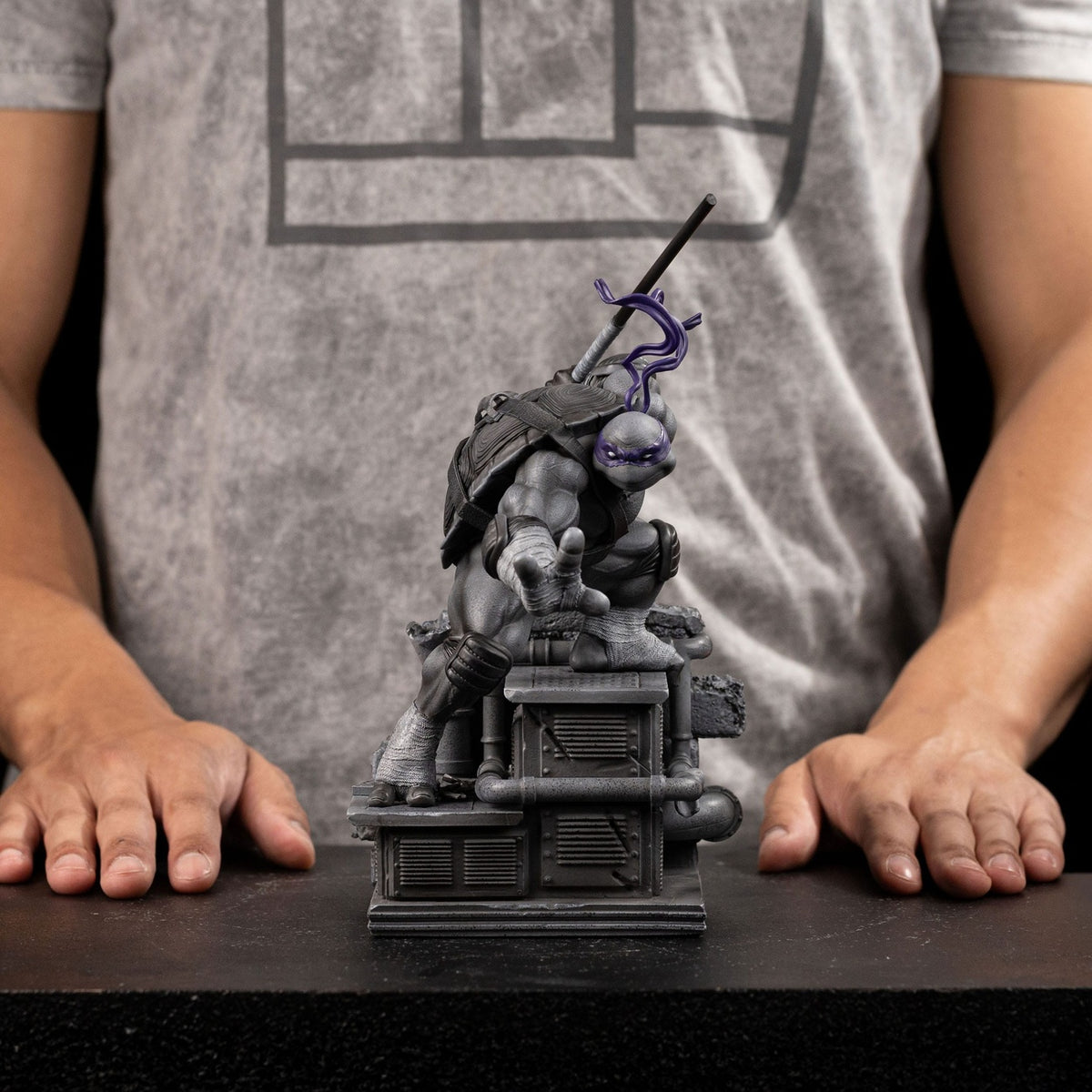 Produktbild Teenage Mutant Ninja Turtles Art Scale-staty 1/10 Donatello Svartvit Variant 26 cm heo exclusive