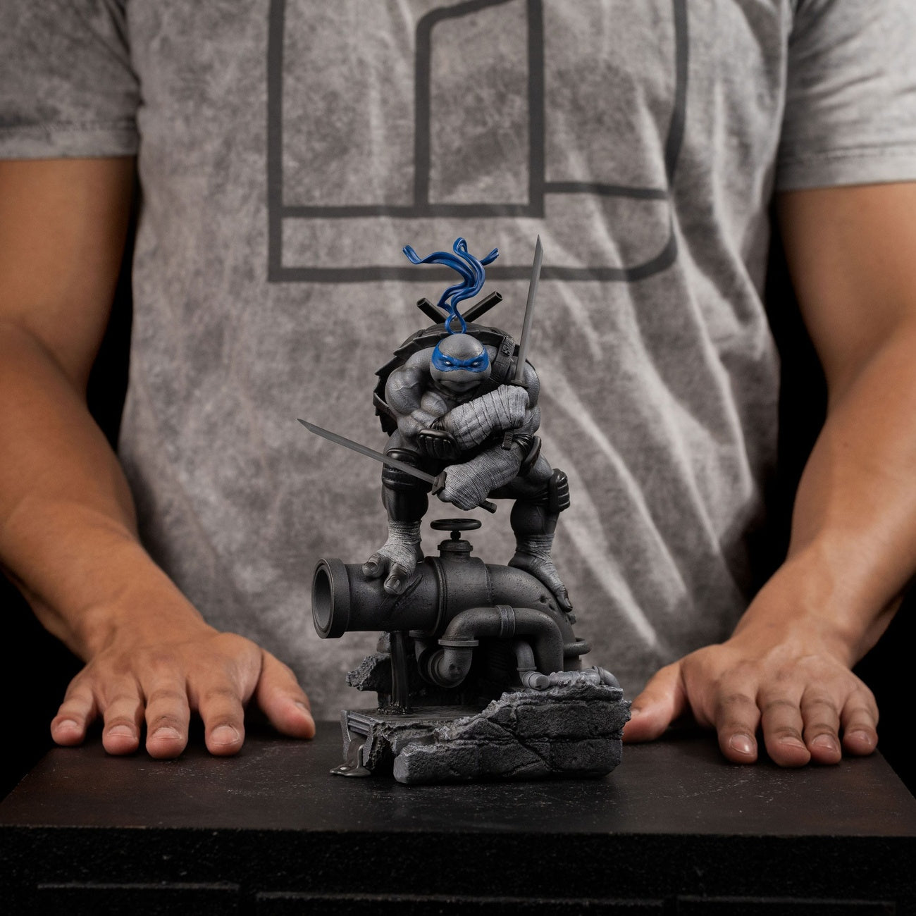 Produktbild Teenage Mutant Ninja Turtles Art Scale-staty 1/10 Leonardo Black and White Variant 26 cm heo exclusive