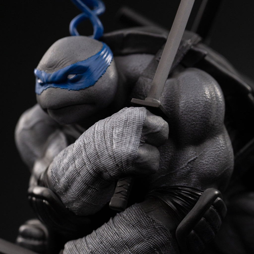Produktbild Teenage Mutant Ninja Turtles Art Scale-staty 1/10 Leonardo Black and White Variant 26 cm heo exclusive