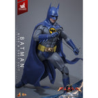 Produktbild The Flash Movie Masterpiece actionfigur 1/6 Batman (blå & grå dräkt) Limited Edition Hot Toys Exclusive 30 cm