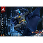 Produktbild The Flash Movie Masterpiece actionfigur 1/6 Batman (blå & grå dräkt) Limited Edition Hot Toys Exclusive 30 cm