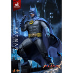 Produktbild The Flash Movie Masterpiece actionfigur 1/6 Batman (blå & grå dräkt) Limited Edition Hot Toys Exclusive 30 cm